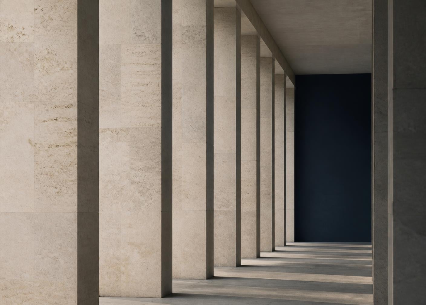 Dettaglio architettonico: colonnato in pietra con luce naturale